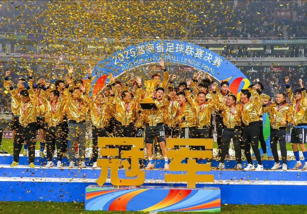 包含冠军奖杯之争,世界各地球迷热情期待的词条 包含冠军奖杯之争,世界各地球迷热情期待的词条